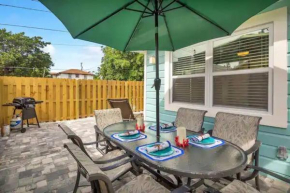 Coastal Cottage - Steps to the Beach and Downtown!